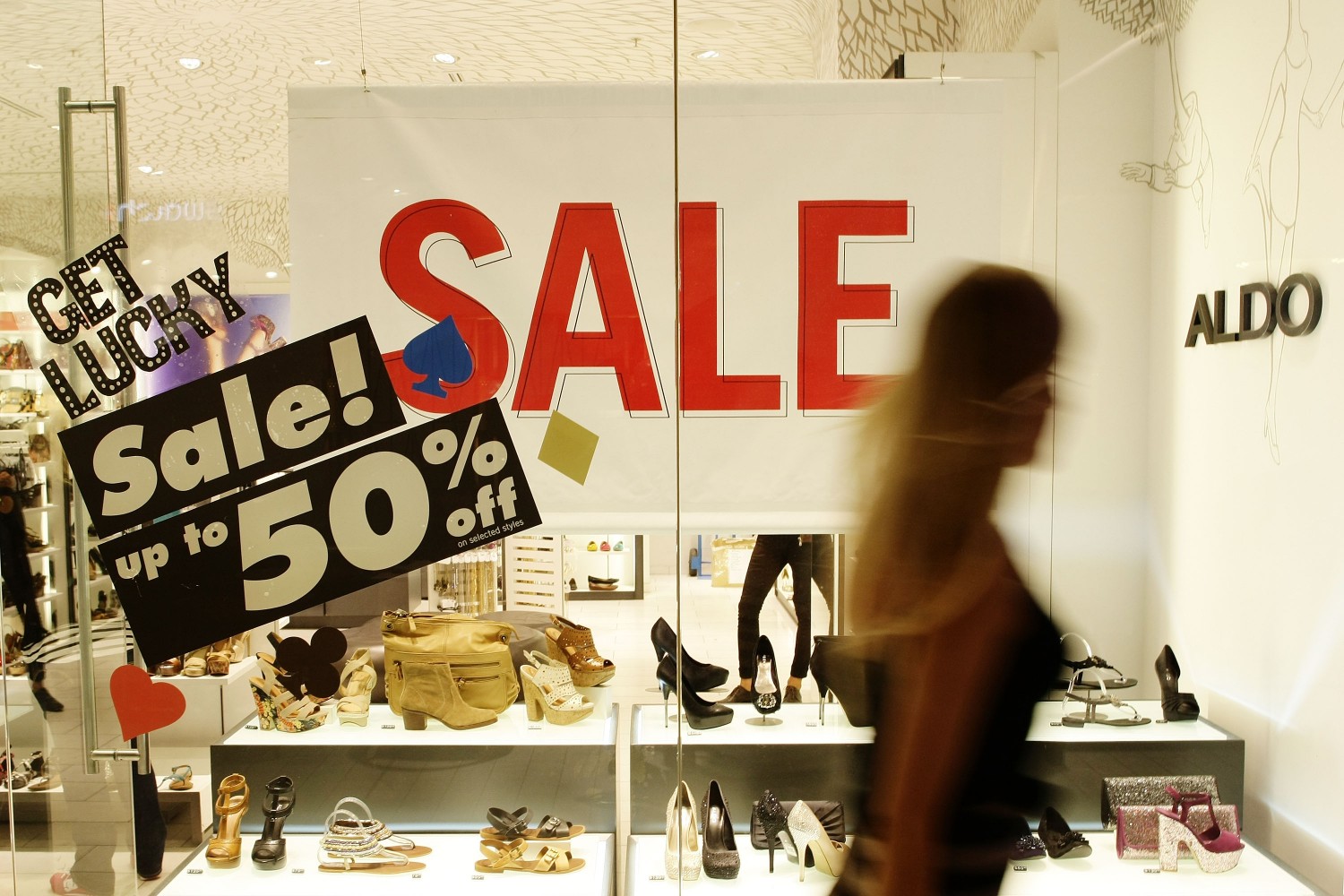 Retailers Push Pre-Christmas Sales To Last Minute Shoppers