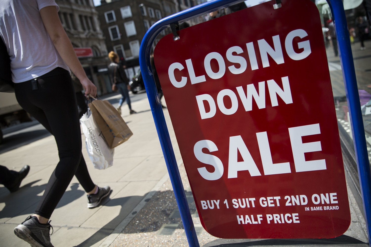 Warm Weather Helps High Street Sales To Rise