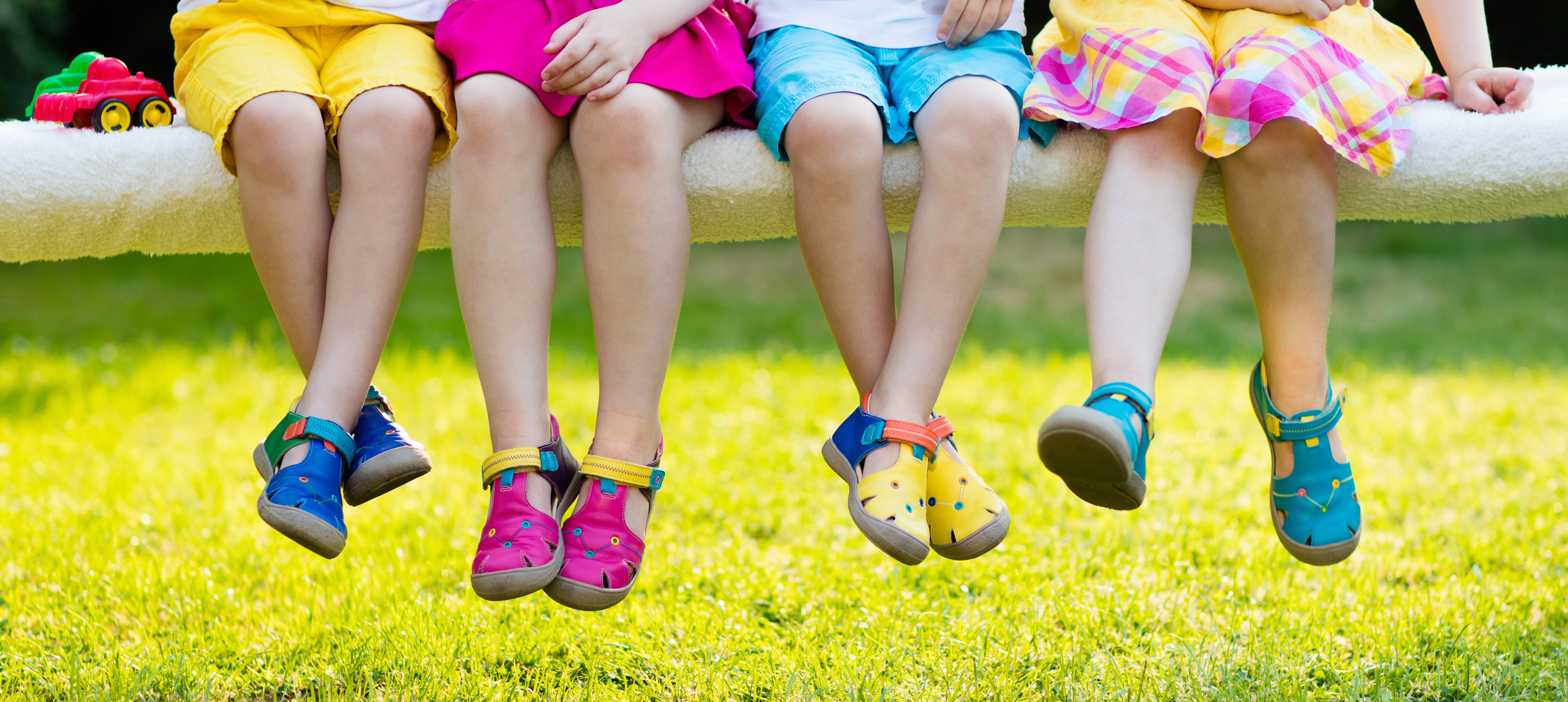 На первое время ребенку летом. Детская обувь. Детские ноги в обуви. Детская обувь летом. Дети в обуви летом.