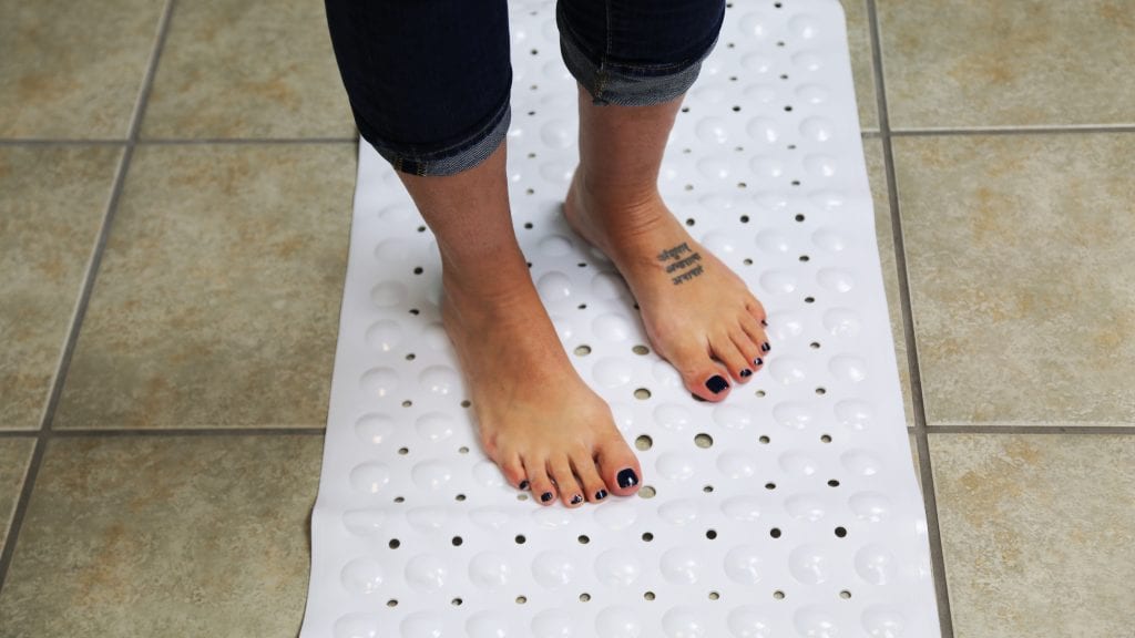 https://www.dontwasteyourmoney.com/wp-content/uploads/2019/11/non-slip-shower-and-bath-mat-yimobra-extra-long-action-review-forte-ub-2-1024x576.jpg
