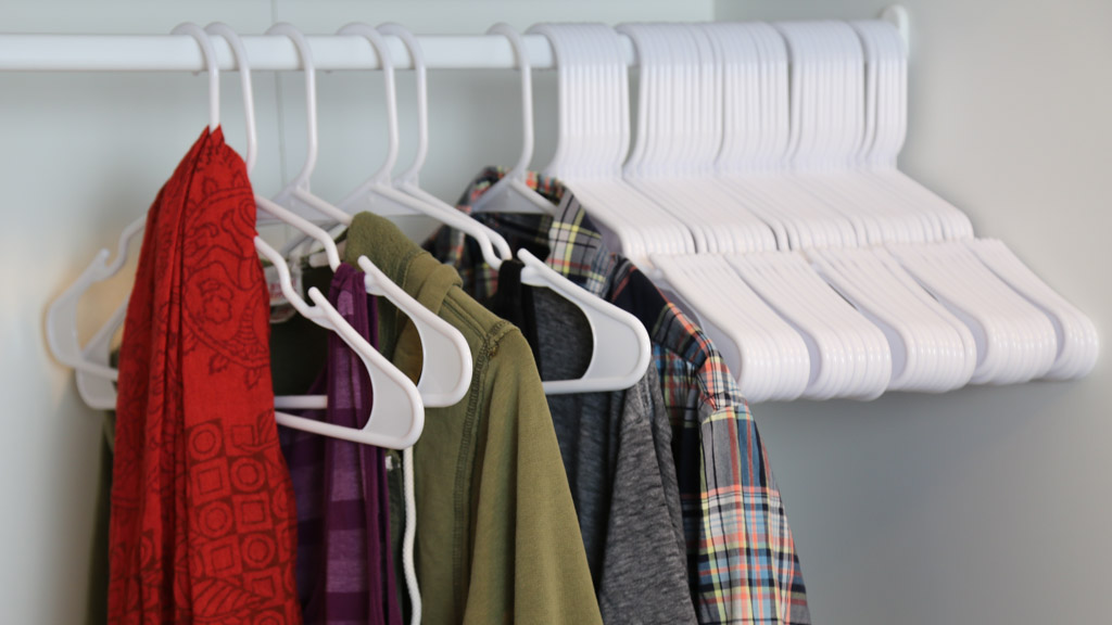 https://www.dontwasteyourmoney.com/wp-content/uploads/2020/05/Hanger-Utopia-Home-Plastic-Slim-Design-Notched-50-Pack-Review-Clothes-ub-1.jpg