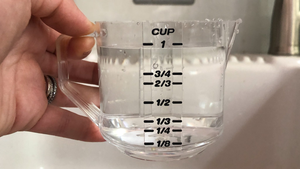 https://www.dontwasteyourmoney.com/wp-content/uploads/2020/09/liquid-measuring-cup-arrow-home-engraved-graduate-fill-review-ub-2.jpg