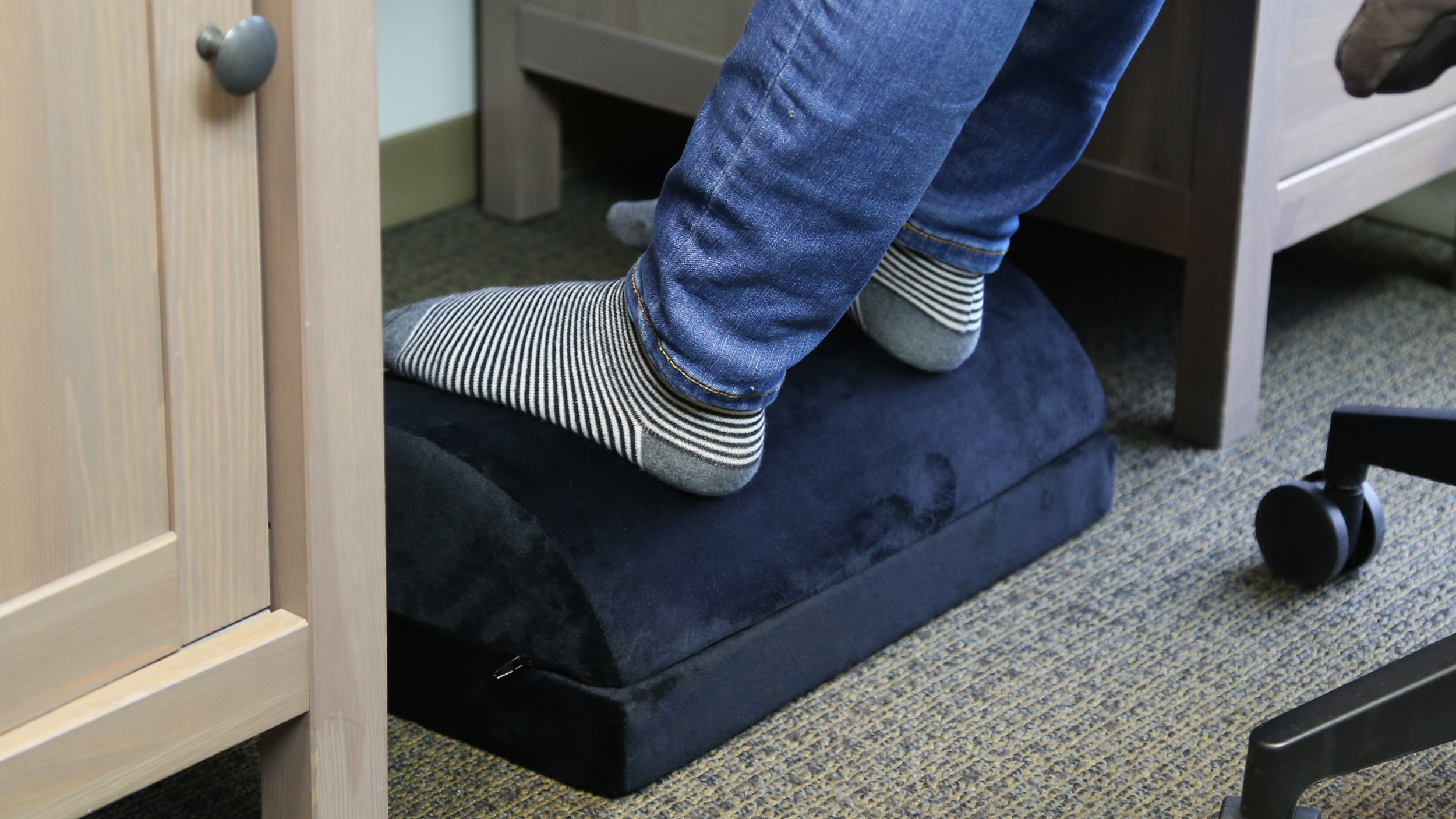NWD!!ComfiLife Foot Rest for Under Desk – Adjustable Black Memory Foam  Pillow