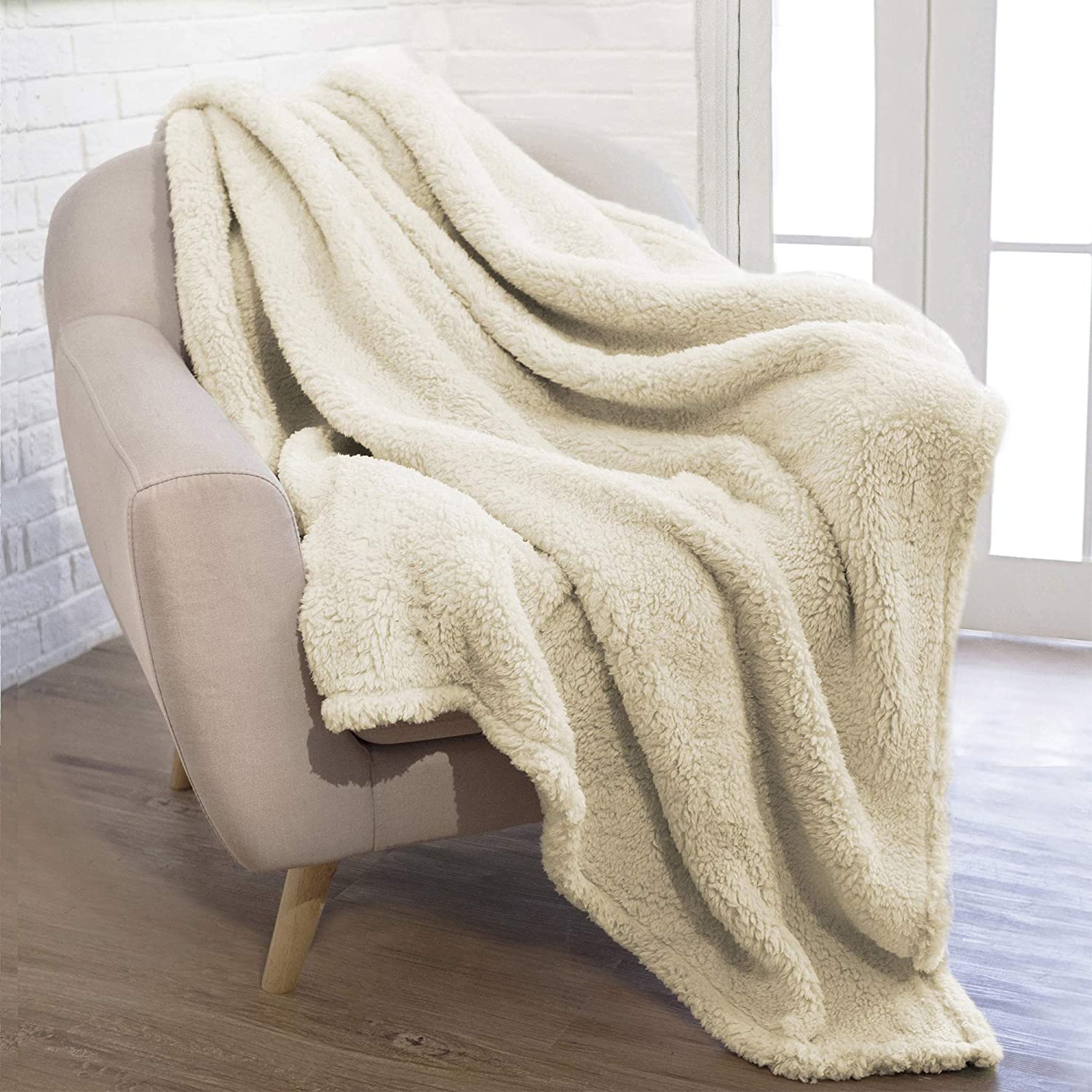 PAVILIA Ultra Soft Lightweight Sherpa Blanket