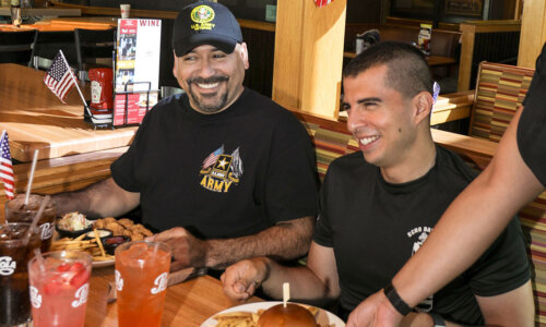 Veterans sit down for meal at Applebee's