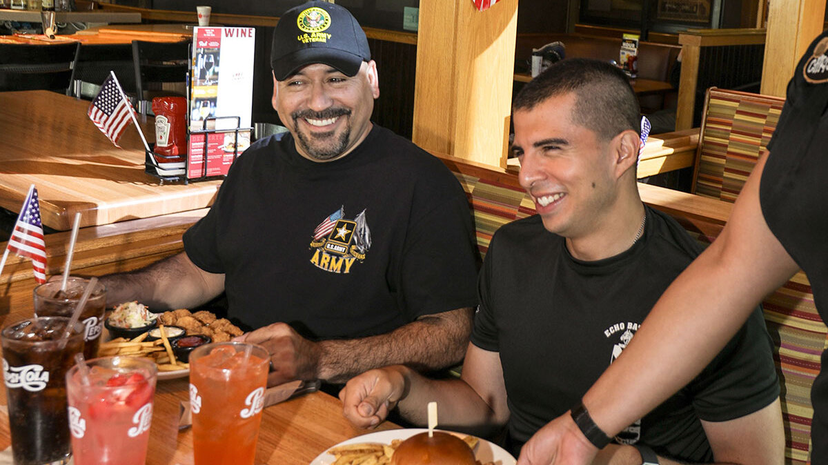 Veterans sit down for meal at Applebee's