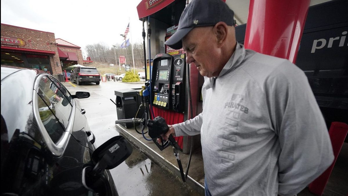 A man fills up his gas tank at a Sheetz location in Pennsylvania.