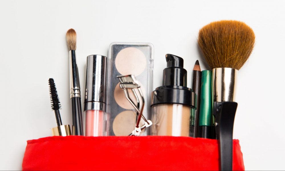 8 basic makeup essentials to in your bag
