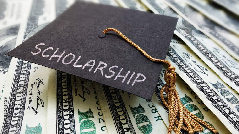 25 college scholarships high school seniors can still apply for