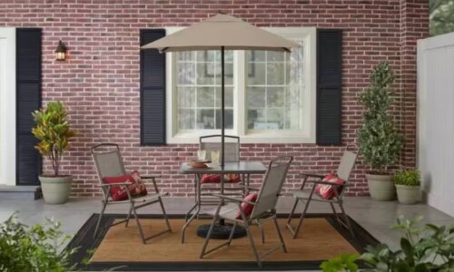 Patio furniture set with 4 chairs, table and umbrella